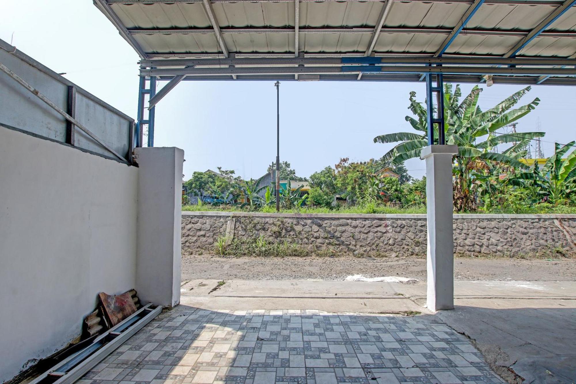 Oyo 91506 Kedai Cinta Guest House จิเรบอน ภายนอก รูปภาพ