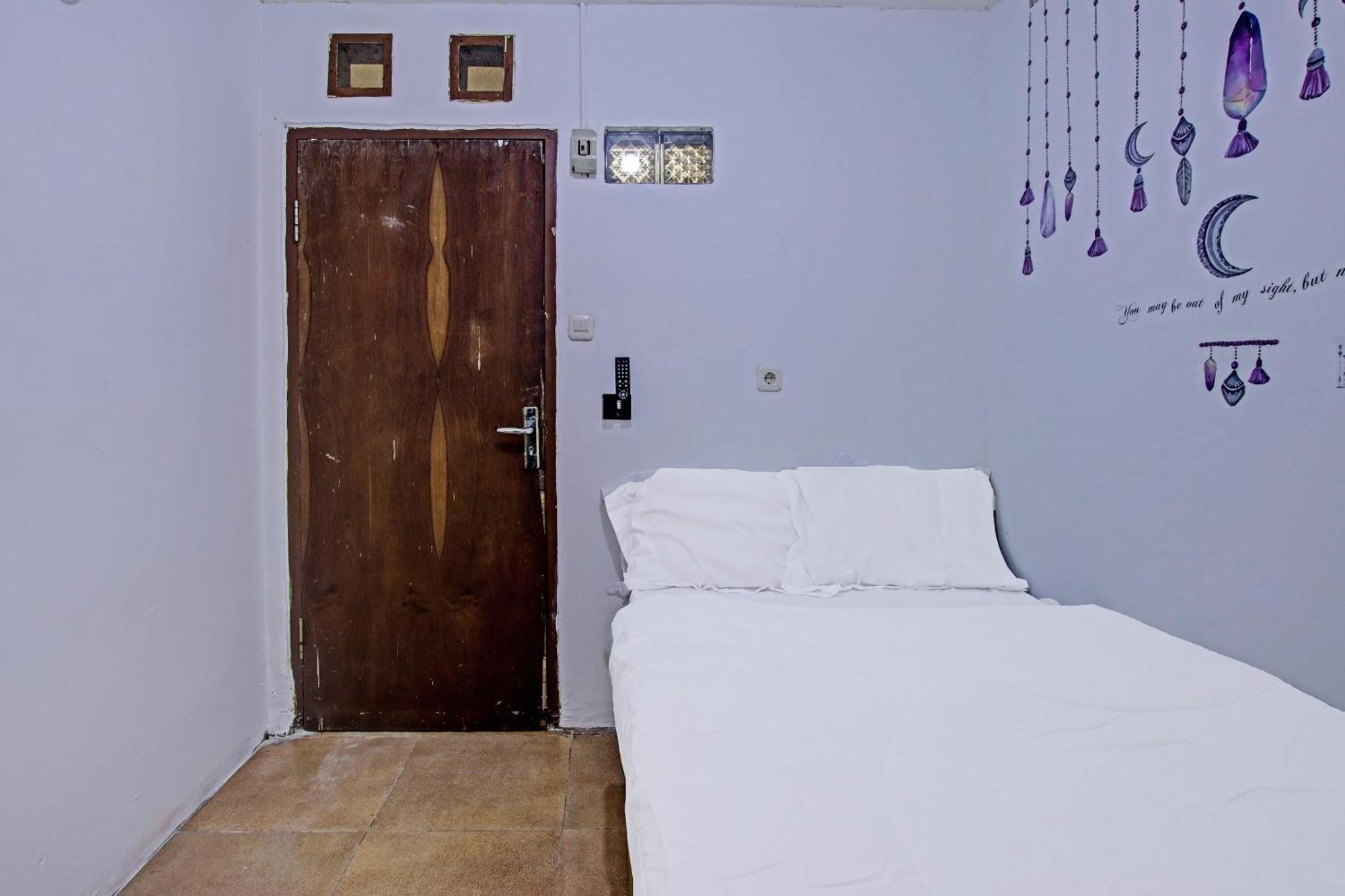Oyo 91506 Kedai Cinta Guest House จิเรบอน ภายนอก รูปภาพ