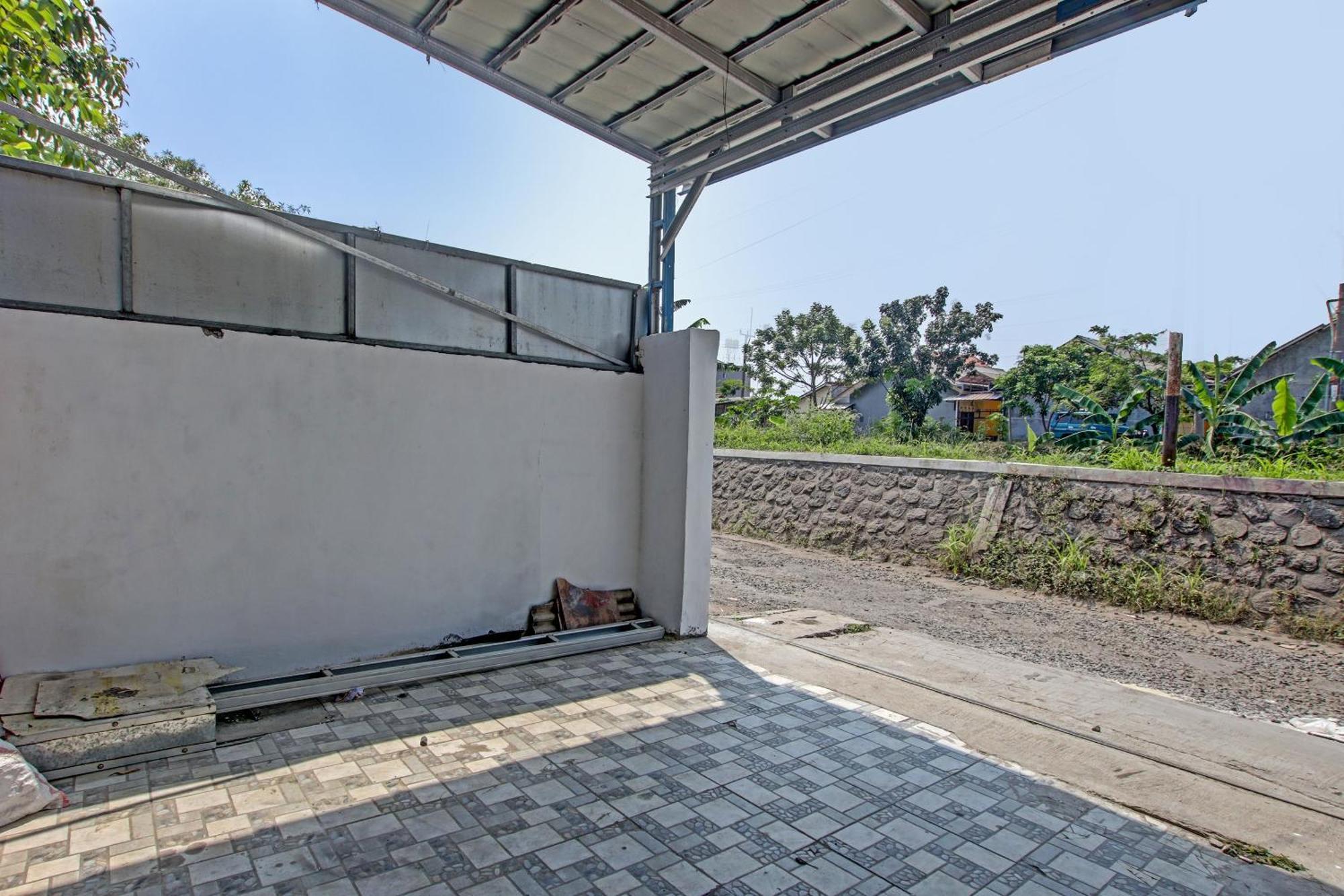Oyo 91506 Kedai Cinta Guest House จิเรบอน ภายนอก รูปภาพ