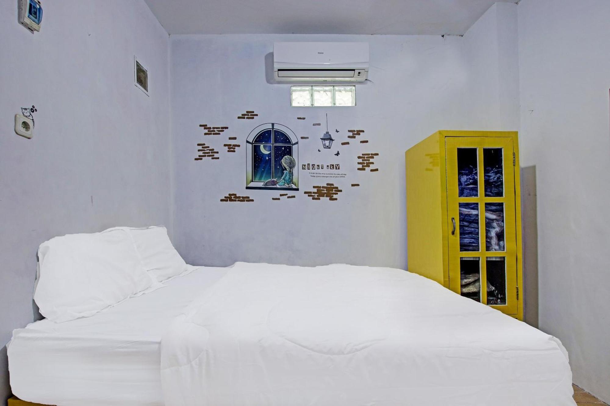 Oyo 91506 Kedai Cinta Guest House จิเรบอน ภายนอก รูปภาพ