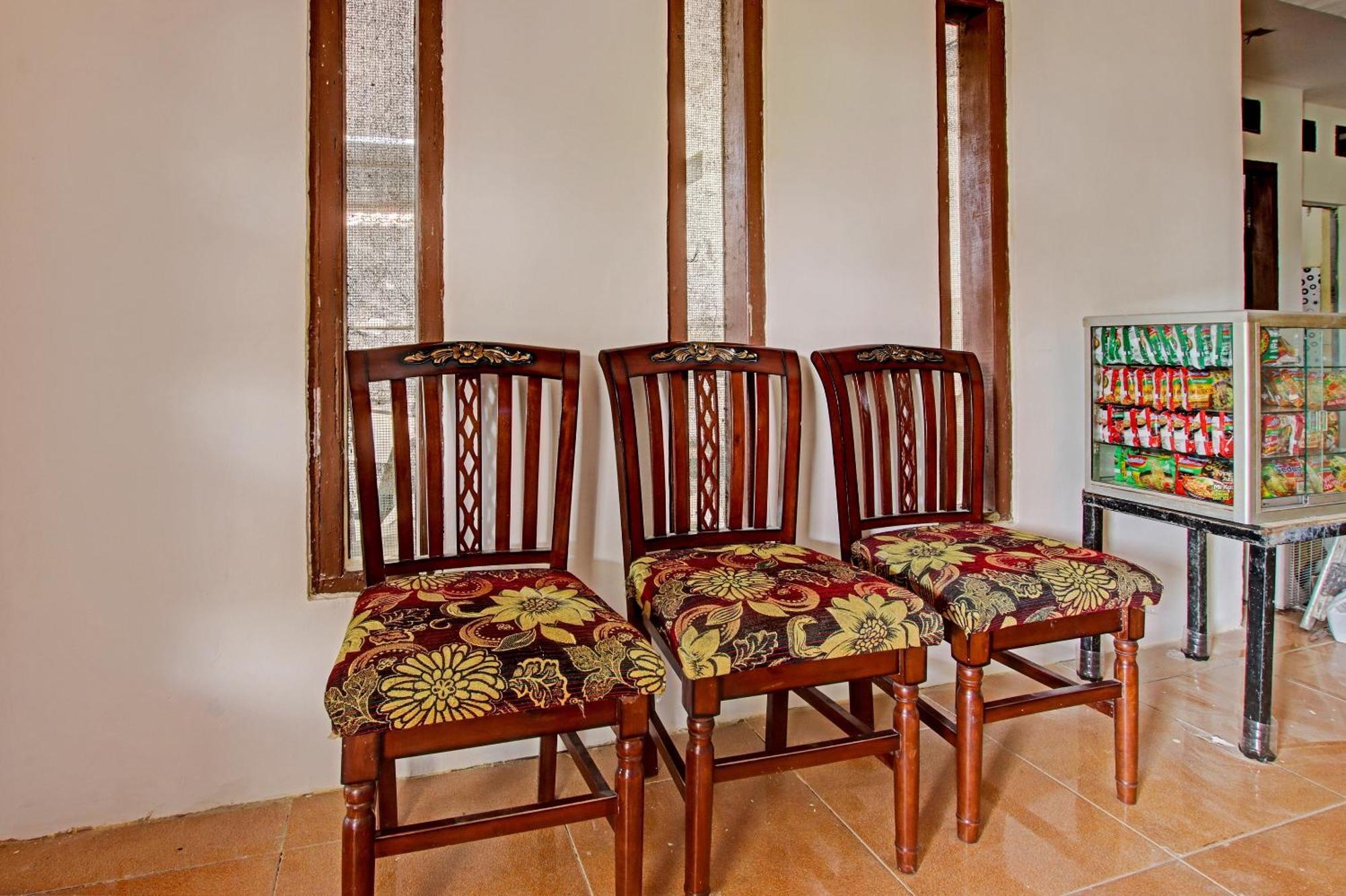 Oyo 91506 Kedai Cinta Guest House จิเรบอน ภายนอก รูปภาพ